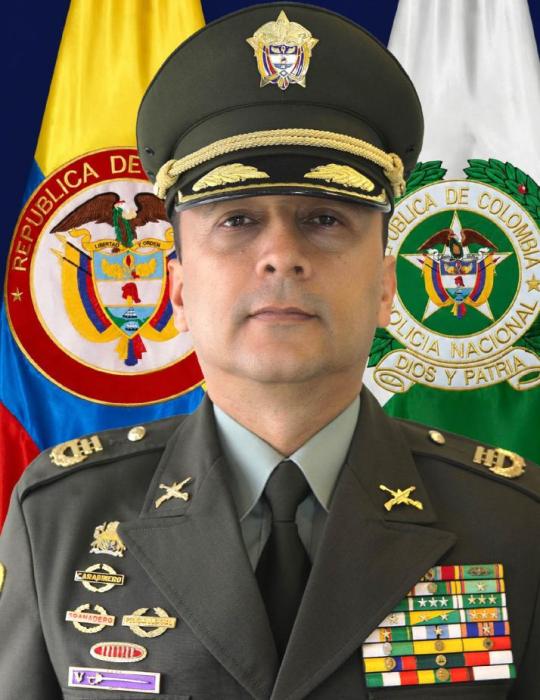 Coronel Alexander Obando S&aacute;nchez uiformado